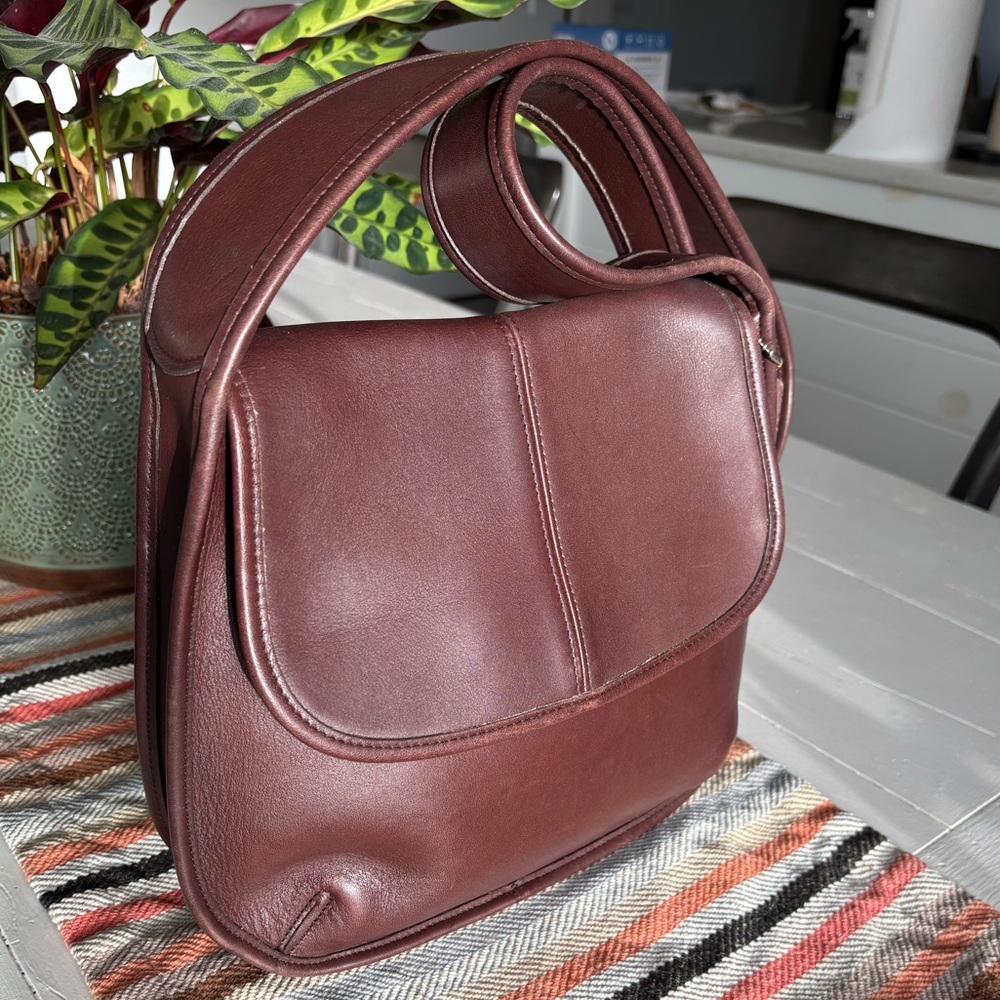 Vintage Coach Ergo Small Flap #9034
Mahogany with 16” strap drop